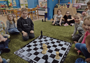 Chłopiec zadowolony że zrobił szach